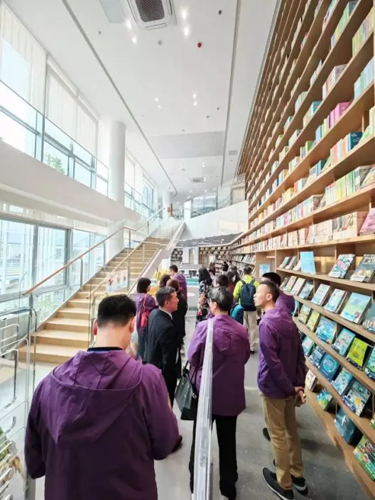 團員參觀科大圖書館，新校存放大量絕版書籍。