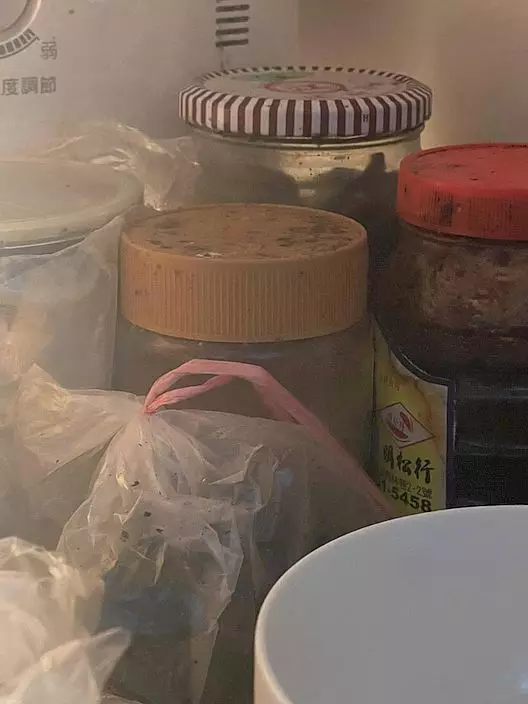 雪櫃堆積的食物,不少已變壞。(圖片來源:facebook群組「【爆怨公社】」)