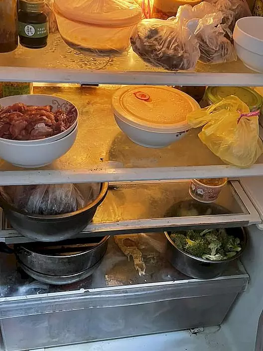 雪櫃堆積的食物，不少已變壞。（圖片來源：facebook群組「【爆怨公社】」）