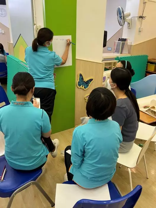 香港保護兒童會在「守護兒童學院」提供的培訓中，進行小組討論，思考照顧嬰幼兒的重點。