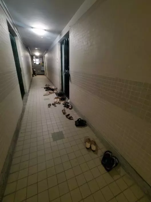 門外走廊擺放超過30對女性鞋。