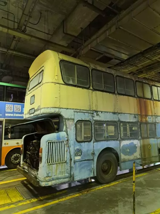 珍寶巴士是香港第一代後置引擎巴士，其車尾呈凹型設計。城巴提供照片