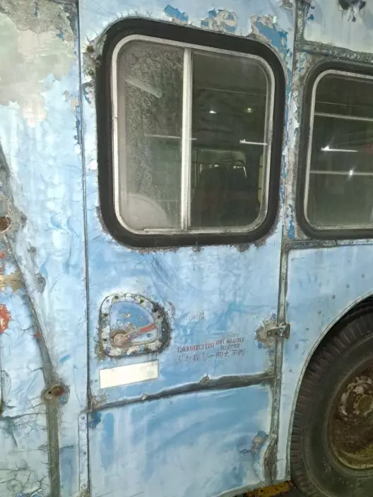 珍寶巴士未復修前，外殼殘舊，也見到「中巴」標誌 。城巴提供照片