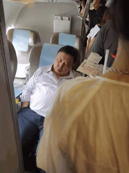 行程忙碌的王晶被網民拍到在登機期間竟然可以安然入睡。