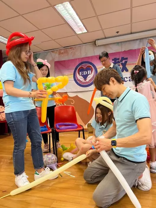 教育局義工隊為幼童設計了各個遊戲、氣球藝術和攝影攤位。。蔡若蓮facebook圖片