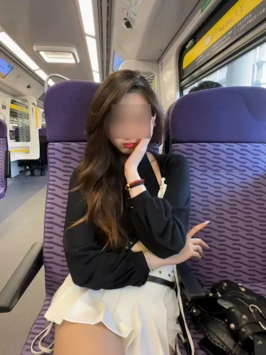 網絡熱傳一名內地少女著「超超超短裙」搭港鐵打卡的相片。