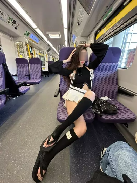 少女當日表示到香港逛一圈,她在乘搭港鐵東鐵線頭等車廂時,擺不同誘人甫士拍攝。