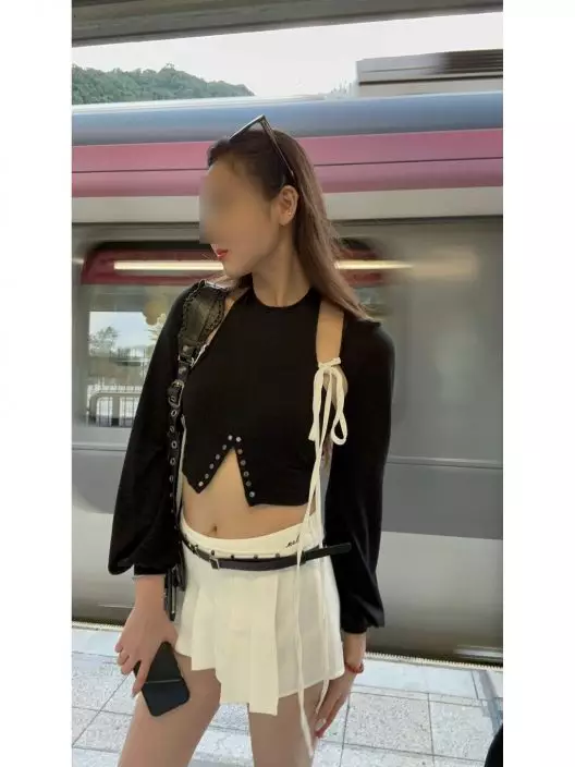少女在其個人社交平台自我介紹為一名廣州模特兒。