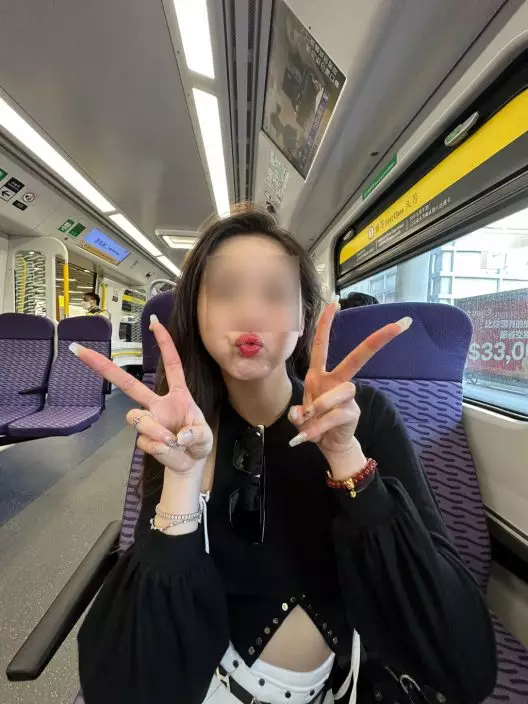 網民對於伯伯看到狂冒汗議論紛紛:「後面大叔急得直冒汗,也是想多看幾眼啊。」「喂大佬,後面那位阿伯呀,你有在看到嗎?」