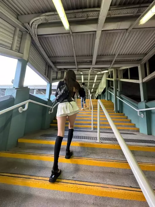 少女多角度放閃,相片有「低炒」角度。