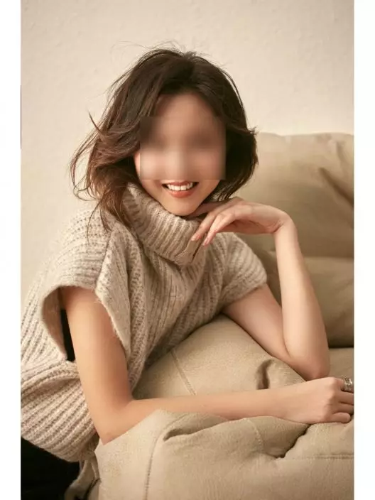 她在其個人社交平台有晒其作為模特兒的甫士相片