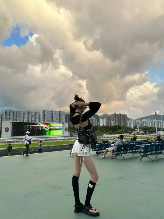 少女當日除在港鐵東鐵線頭等車廂放閃,之後亦有到馬場拍照。