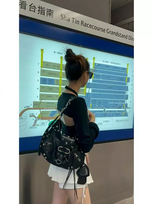 少女到達馬場看台