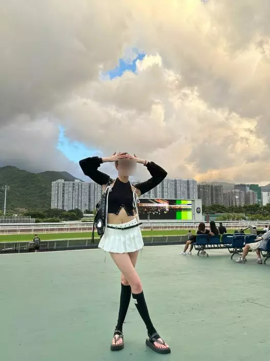 她在看台大擺性感甫士