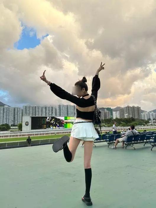 少女騷首弄姿擺甫士,完全不怕走光。