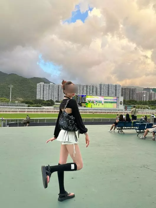 少女上衣大露背。