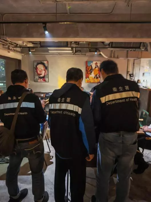 控煙酒辦人員在酒吧進行執法工作。政府新聞處圖片