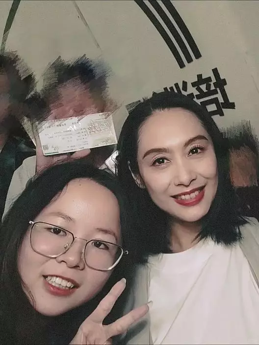 朱茵凍齡淡妝與舞台劇粉絲互動。