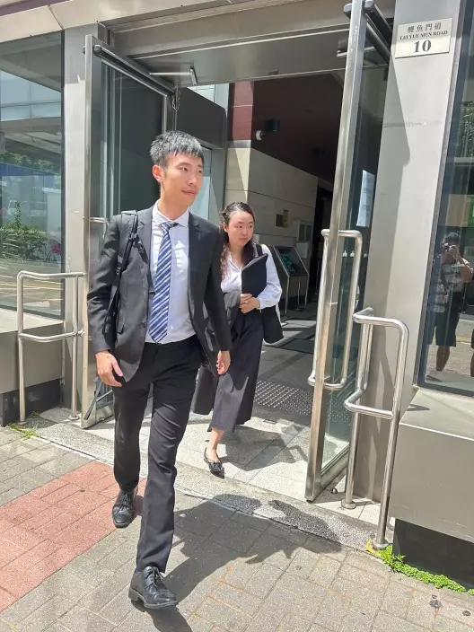 首被告辜晉豪法律代表離開官塘裁判法院。 巴士的報記者攝