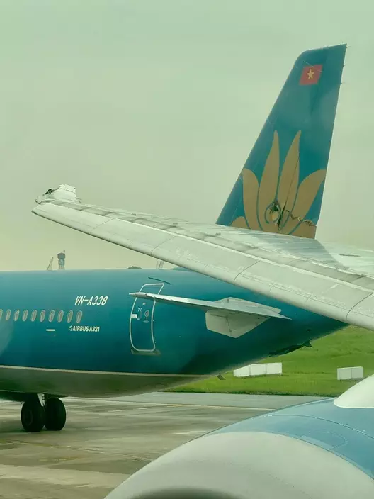越南航空兩客機滑行道上「內閧」波音787機翼削破空巴垂直尾翼。圖片來源:X@FlightModeblog