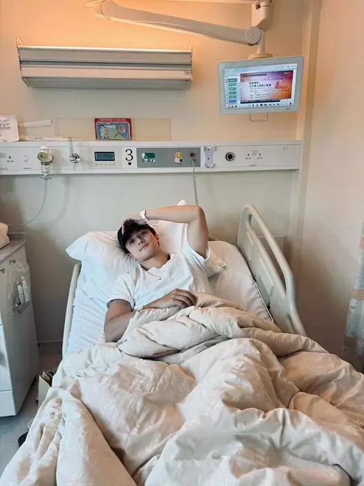 黃庭鋒面容憔悴躺在病床上。