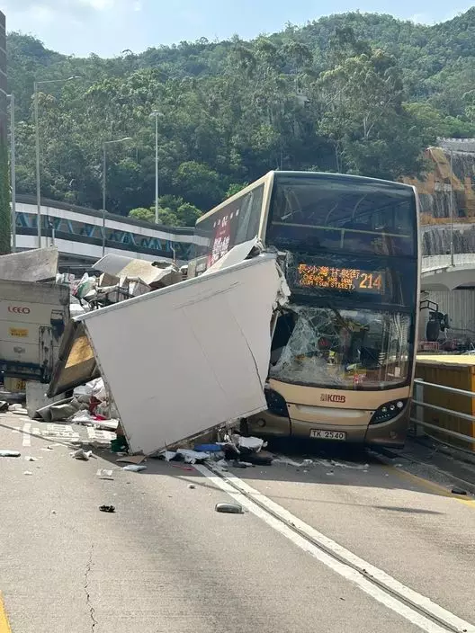 巴士車頭嚴重損毀,貨車的貨架被撞毀,現場一批發泡膠箱等雜物散落一地。FB圖片