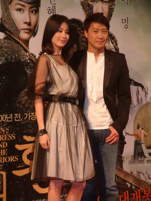 2008年與黎明合作電影《江山美人》。