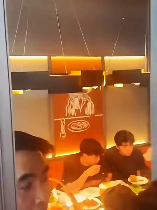 兩兄弟專心聽爸爸說話