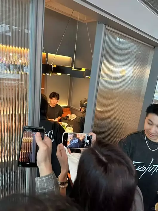 三父子同框畫面溫馨