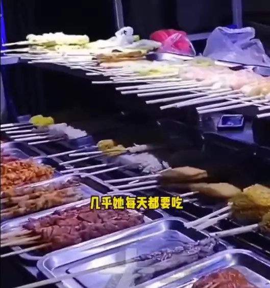 河南鄭州24歲女大學生長期吃路邊攤致胃癌晚期。影片截圖