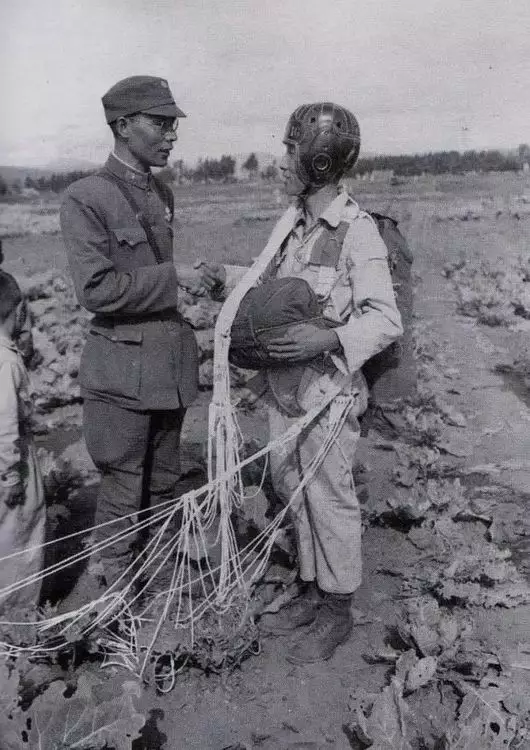 傘兵團司令李漢萍少將與完成最終傘降訓練的第一隊隊長井慶爽握手 (網上圖片)
