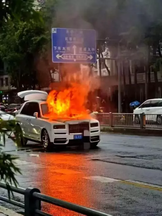 成都街頭價值3000萬人民幣的勞斯萊斯行駛期間突冒煙自燃引市民圍觀拍片。影片截圖