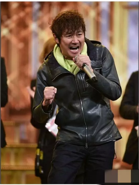 近藤是尊尼事務所的歌手及演員,亦是該公司的董事;並以個人名義發展賽車事業,身兼車隊董事、教練與車手資格。