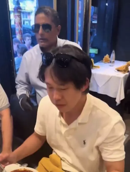 男子前往餐廳挑戰「極辣咖喱」。影片截圖