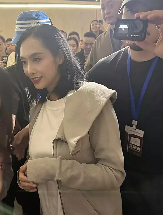 朱茵在長沙演出《驢得水》後與粉絲合照簽名。