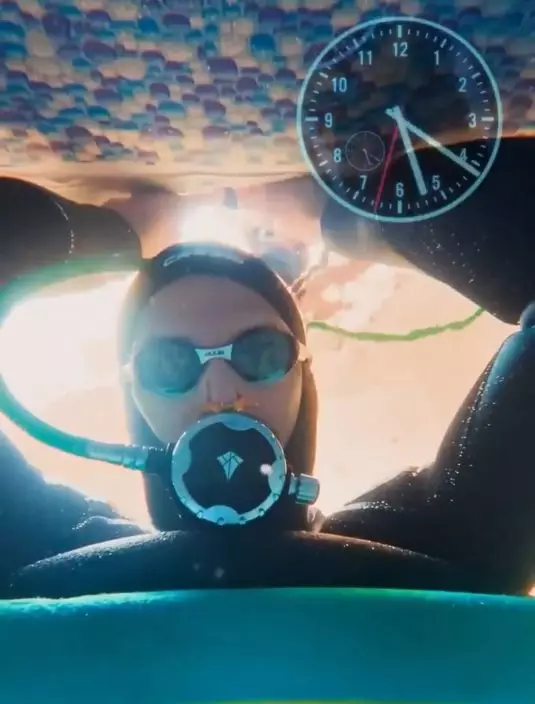 潛水員借「純氧」輔助水下憋氣逾29分鐘打破「最長自主憋氣時間」世界紀錄。影片截圖