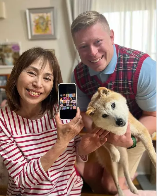 「超衰布萊恩」主角在上個月，特別飛往日本探望號稱史上市值最貴的柴犬迷因「Doge」本尊「Kabosu」。（Twitter@solidbadluck）