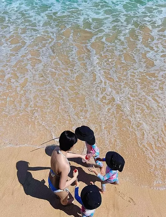 Anjaylia笑稱三個女兒只顧撿貝殼、玩沙玩水,根本不願配合拍照。