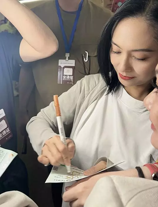 朱茵在長沙演出《驢得水》後與粉絲合照簽名。