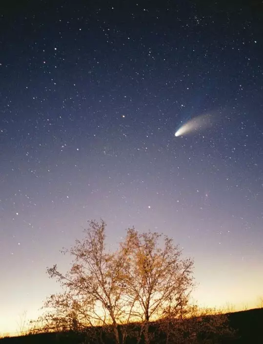彗星飛掠地球。