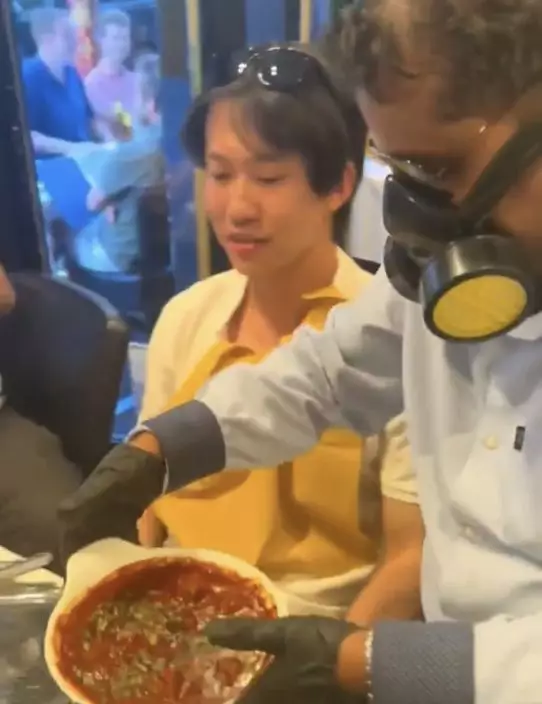 男子前往餐廳挑戰「極辣咖喱」。影片截圖