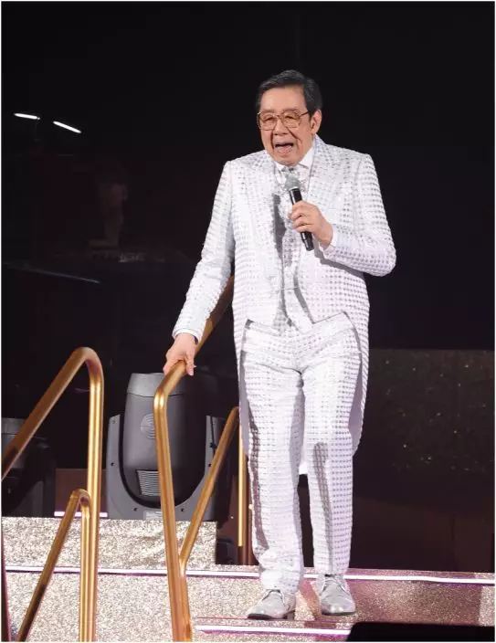 修哥換上多套靚衫上台,超有型!