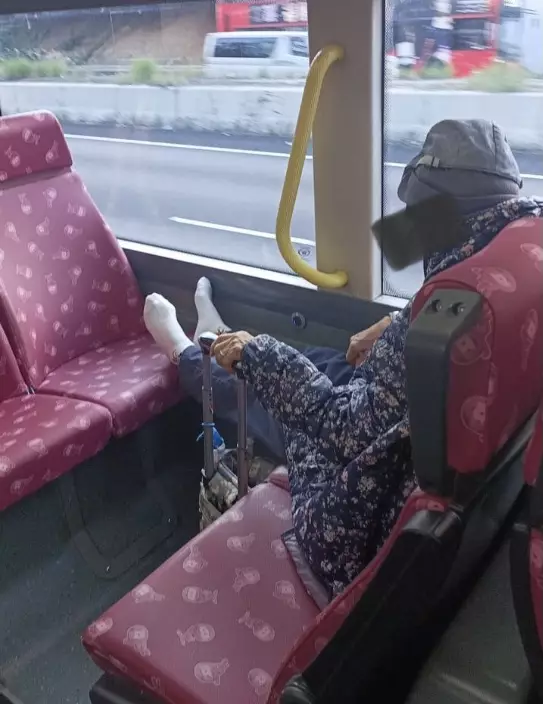 有老婦於巴士公然除鞋，並將雙腳晾在對面座位上，有乘客看不過眼，決定要大整蠱她。(FB圖片）