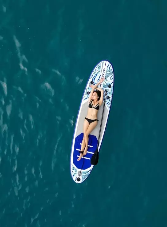 余思霆出海玩直立板。