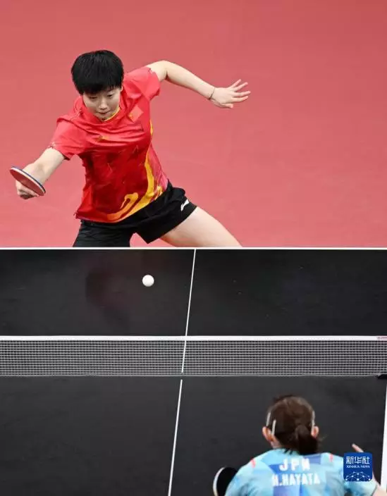 中國隊選手孫穎莎（上）在比賽中回球，她以3比1戰勝日本隊選手早田希娜。新華網圖片
