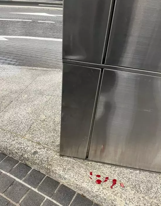 林作的跑車車頭損毀,被撞鐵柱旁遺下跑車甩脫的漆油。