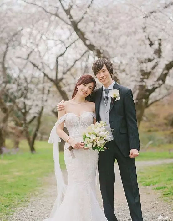 陳嘉倩早前在櫻花下拍攝西式禮服婚照。