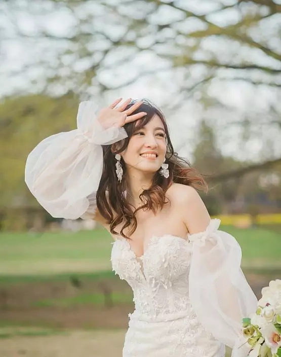 陳嘉倩早前在櫻花下拍攝西式禮服婚照。