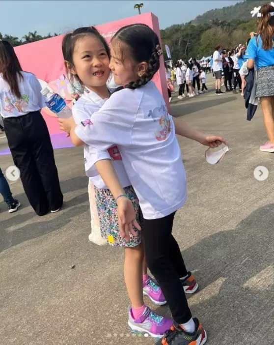 湯盈盈細女同鍾麗淇細女跑完都唔願走,攬到實好可愛。