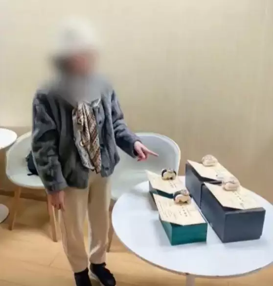 女子寄出的四隻名錶由警方成功攔截追回。上海市公安局黃浦分局供圖